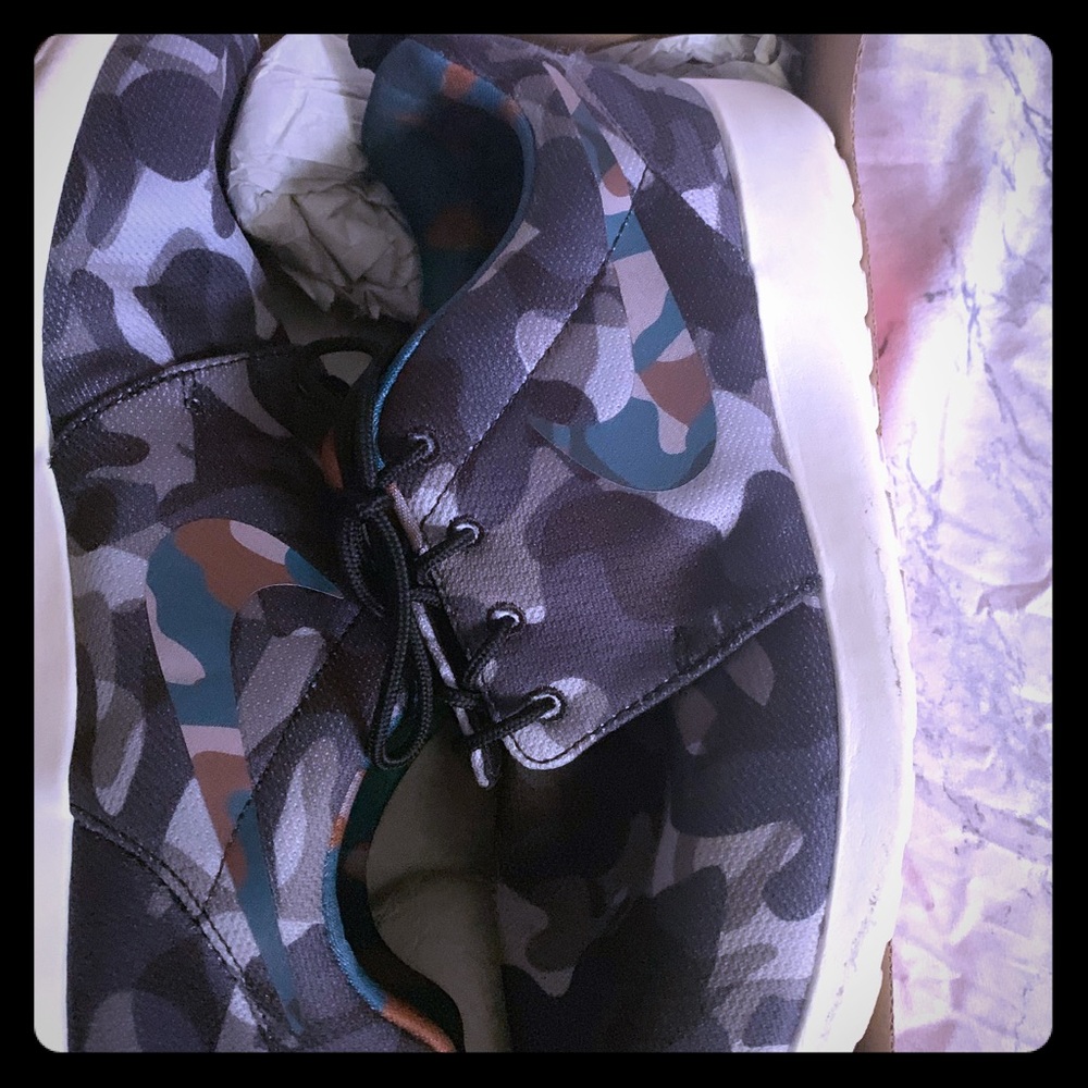 Gently used camo women’s roaches run nike sneaker